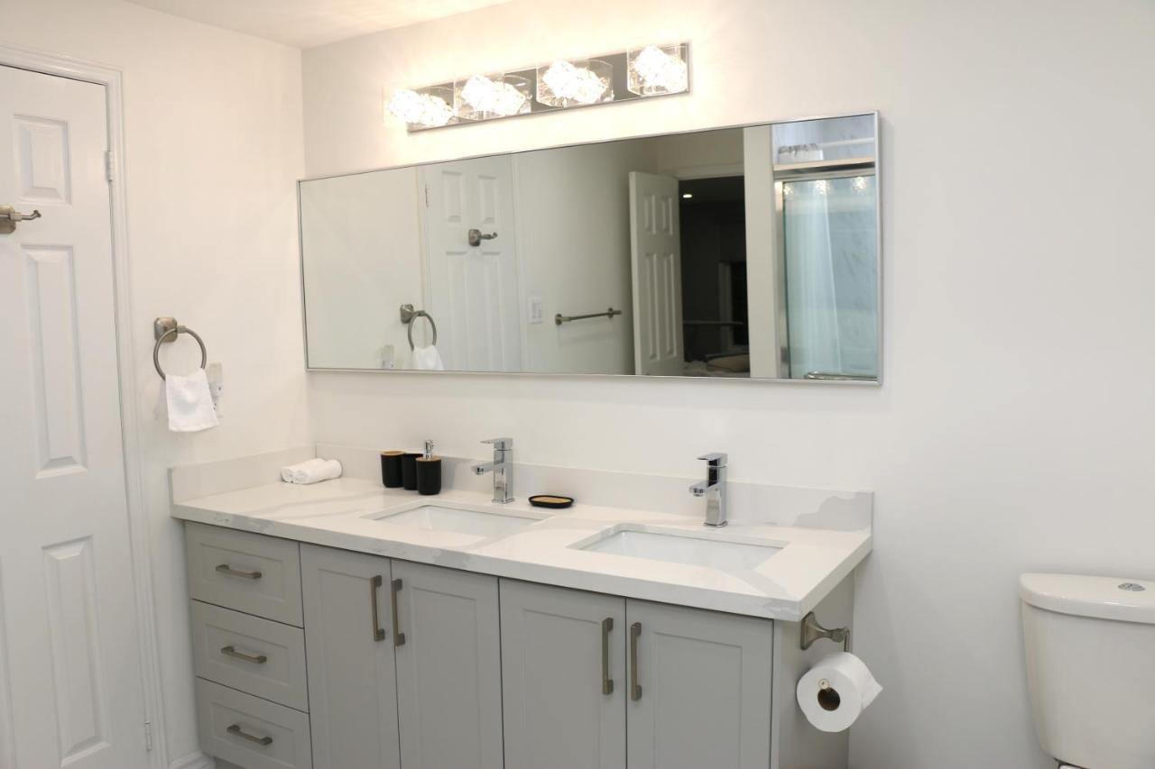 Quiet And Contemporary Home Маркем Экстерьер фото